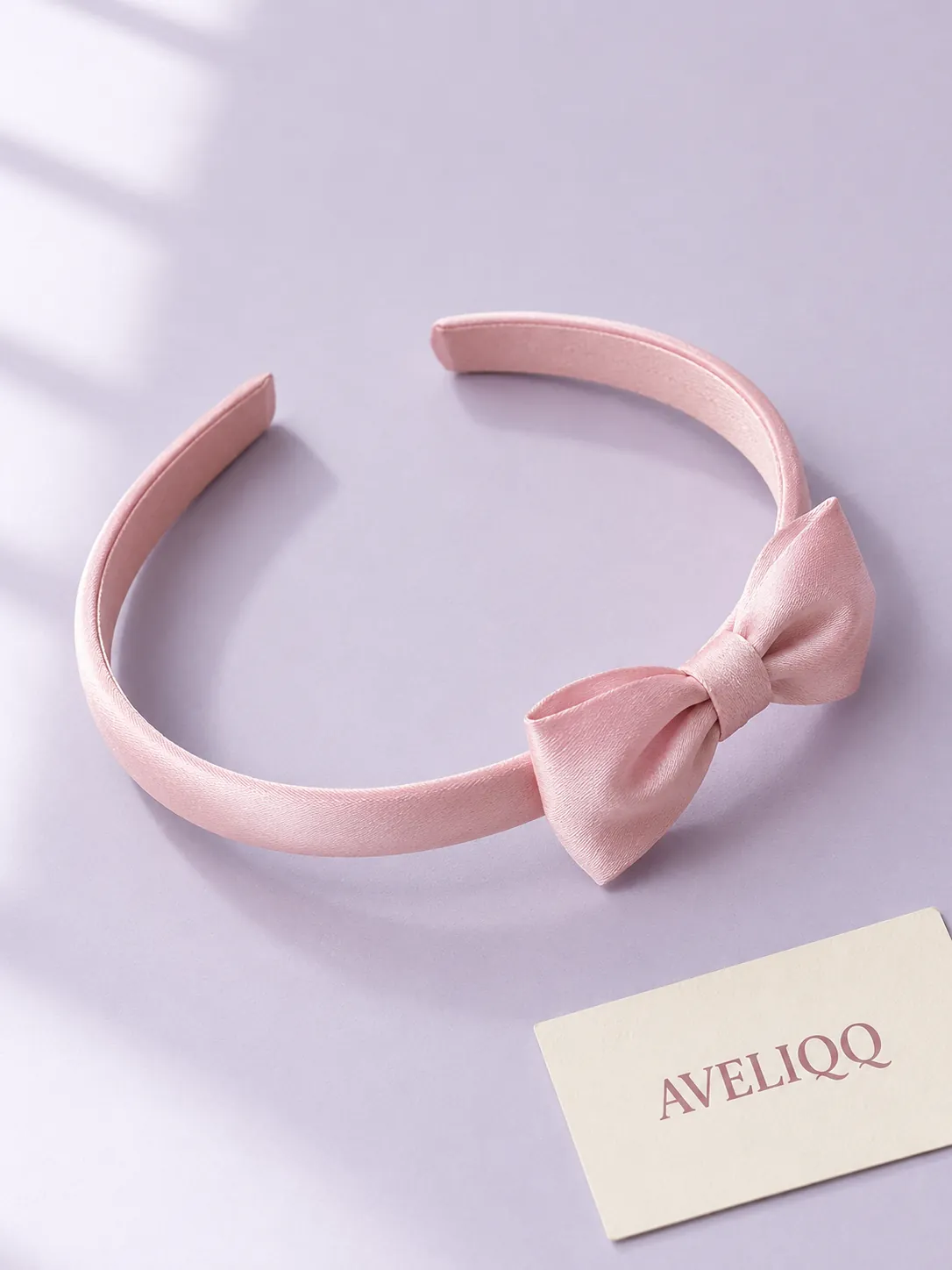 Haarreif Bow Peek vor einfarbigem Hintergrund