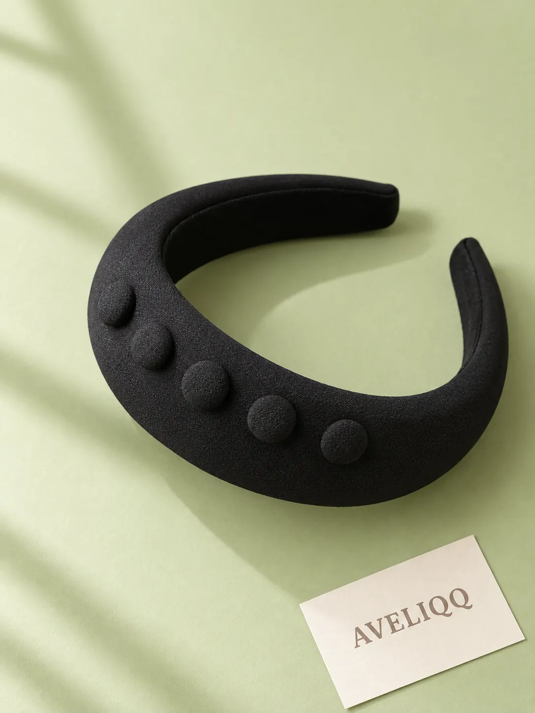 Haarband Button Up op een effen gekleurde achtergrond