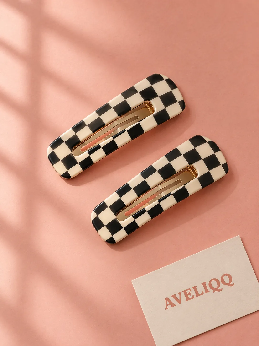 Spænde-duo Checkerboard på ensfarvet baggrund