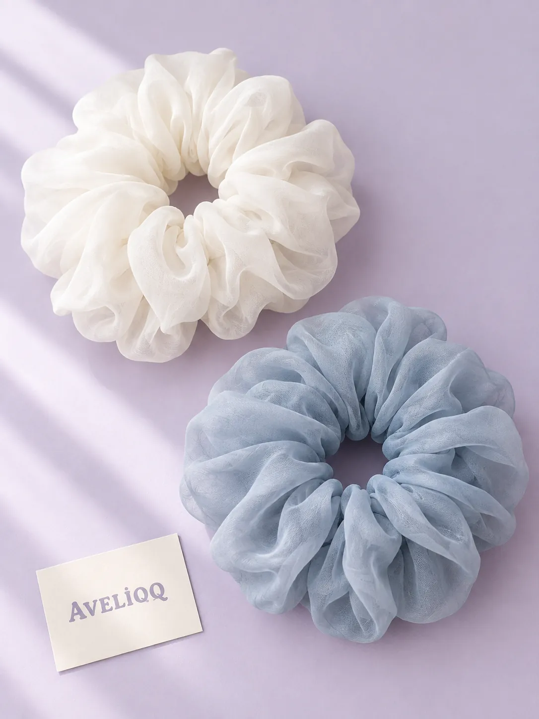 Scrunchie-Paar Cloud vor einfarbigem Hintergrund