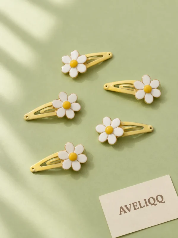 Daisy Snap Set on a plain coloured background