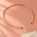 Hårbøjle Foil Line på ensfarvet baggrund