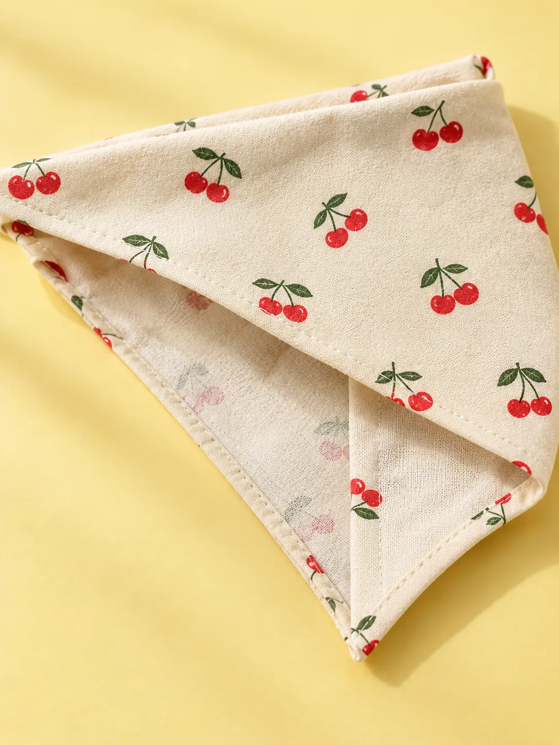 Fichu Kerchief Minute, gros plan sur la matière et la fermeture