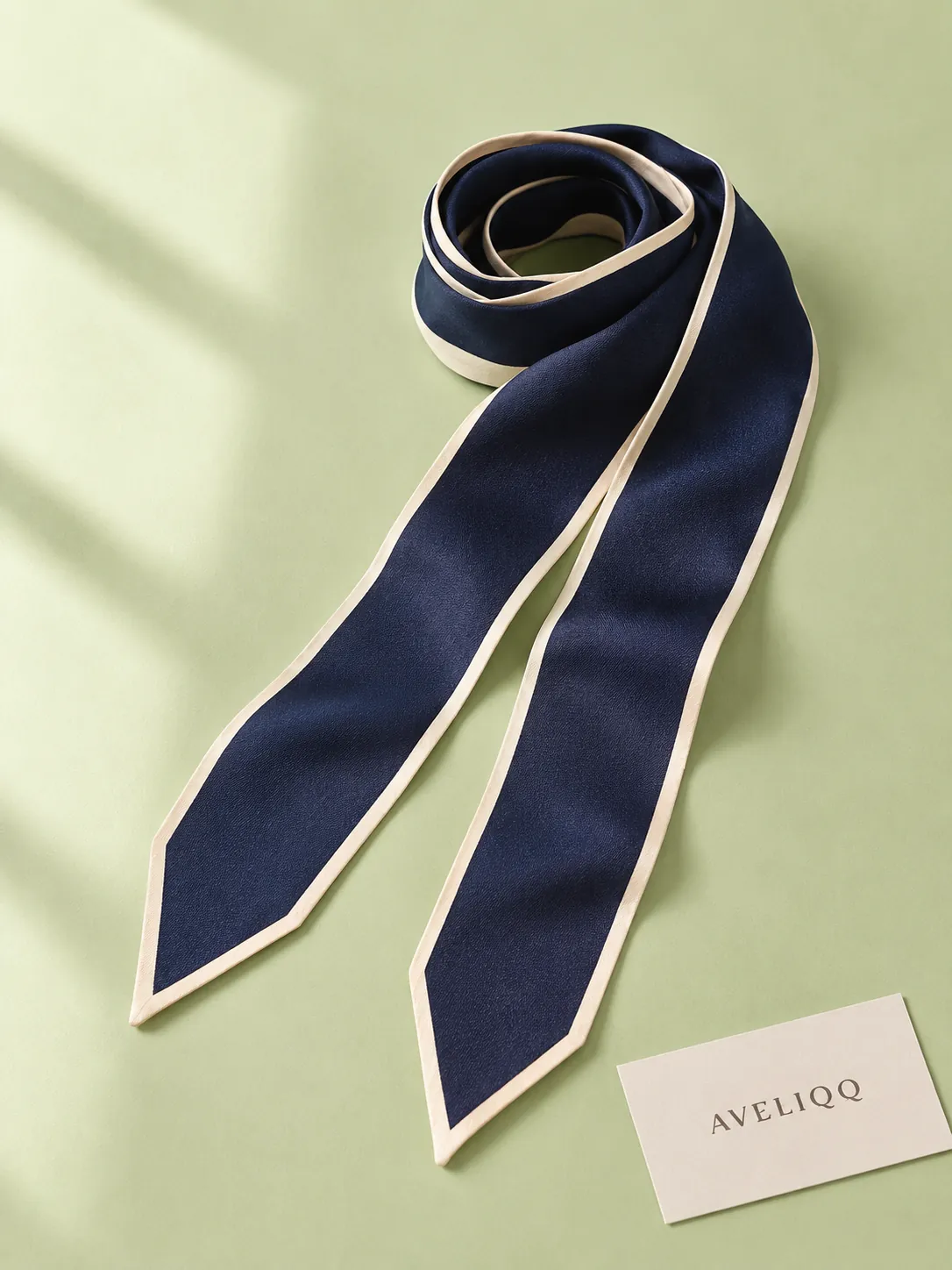 Bandtuch Ponytail Ribbon vor einfarbigem Hintergrund