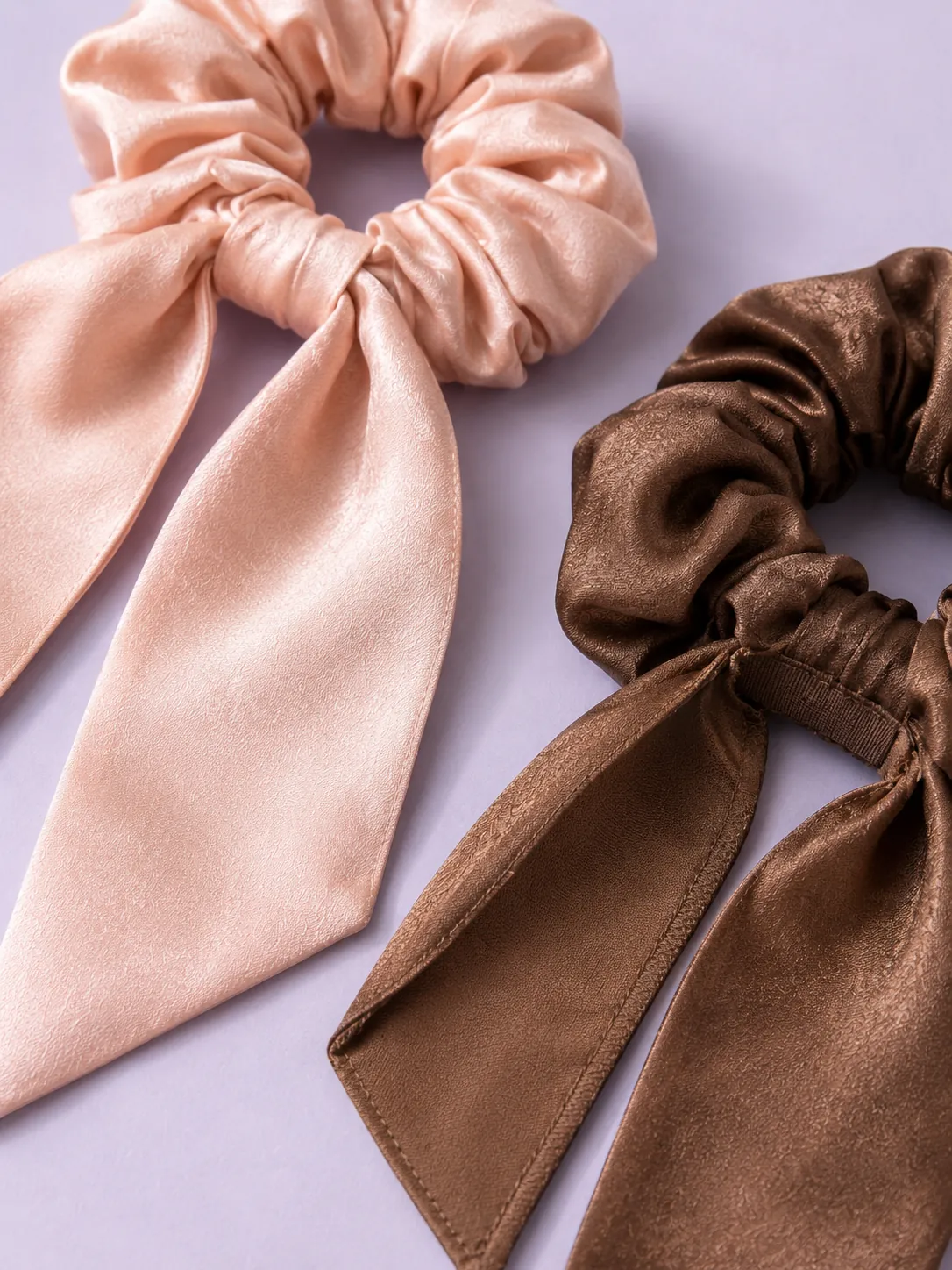 Scrunchie-duo Ribbon Tail, nærbillede af struktur og lukning