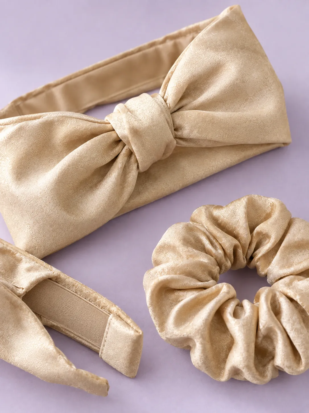 Satin-Wrap & Scrunchie, Nahaufnahme von Struktur und Verschluss