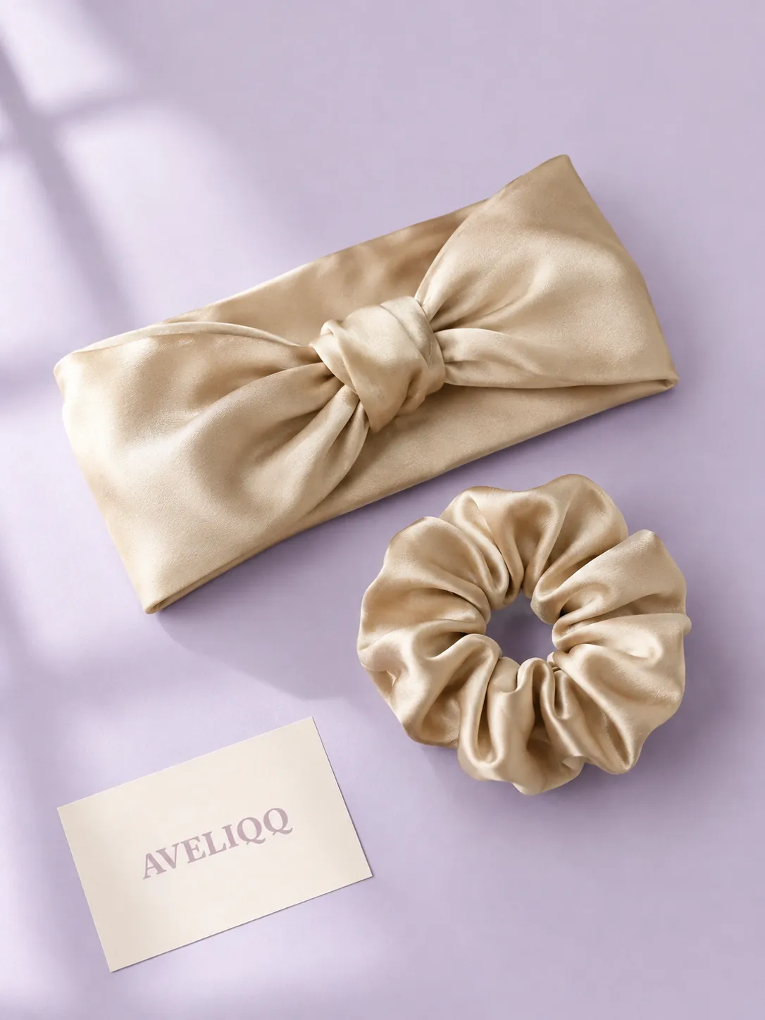 Satin-Wrap & Scrunchie vor einfarbigem Hintergrund