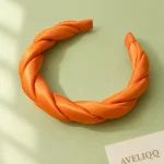 Hårbøjle Tangerine Twist på ensfarvet baggrund